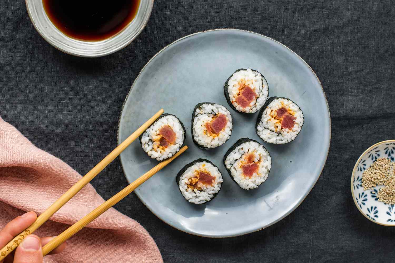 Spicy Tuna Roll: Keseruan Rasa dalam Sushi